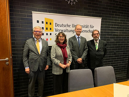 von links beginnend: Prof. Joachim Wieland, Profin Désiréé Christofzik, Ingo Schmitt und Prof Dr. Lothar Gellert